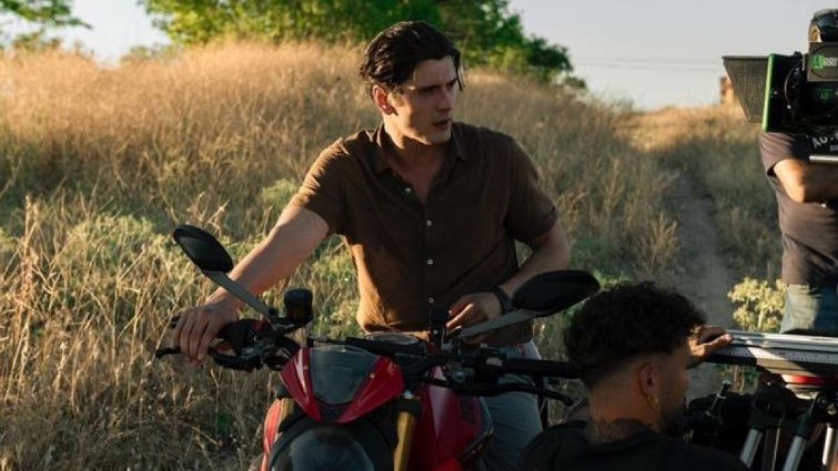 El actor Yon González, en el rodaje de la segunda temporada de la serie 'Memento Mori'.