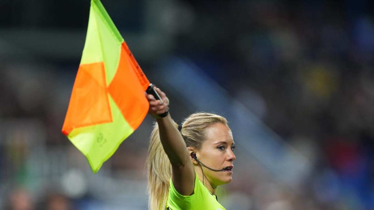 La árbitra asistente Silvia Fernández Pérez