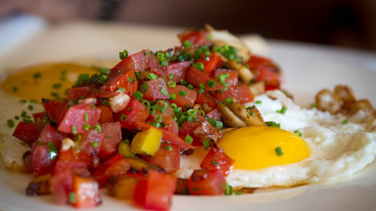 Tartar de atún rojo con huevos fritos