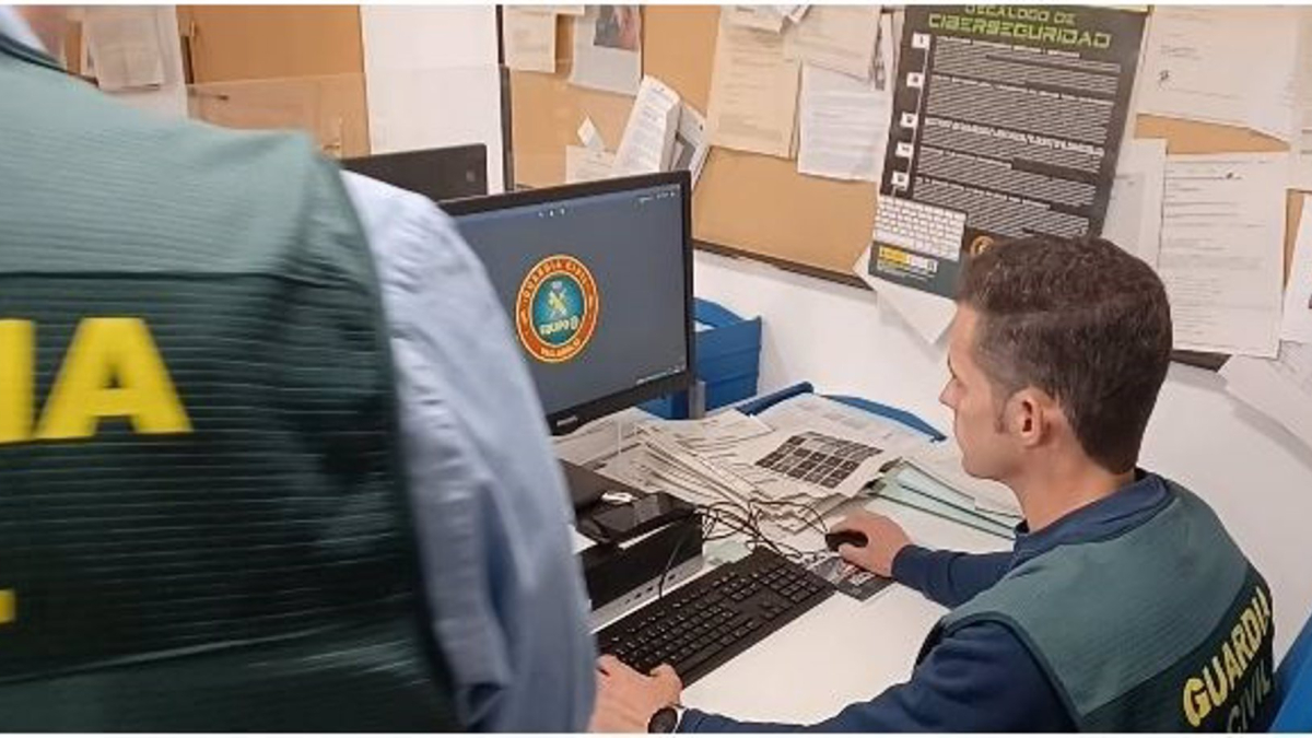 Agentes de la Guardia Civil investigan la estafa.Foto de archivo