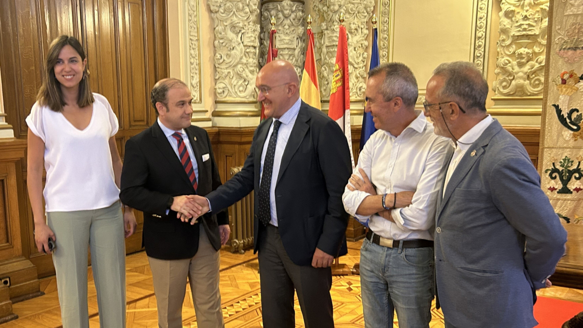 El Ayuntamiento cede a la Junta de Cofradías dos locales en Fray Luis de León