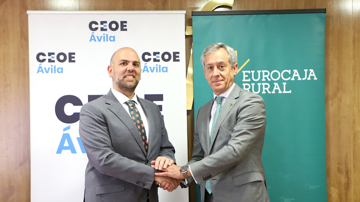 El presidente de Eurocaja Rural, Javier López Martín, y el presidente de la patronal abulense, Diego Díez López