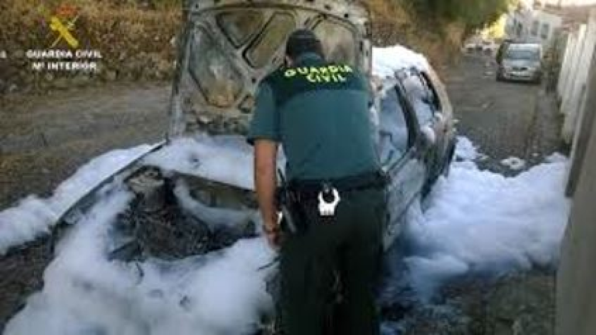 Imagen de uno de los coches calcinados en Mojados.