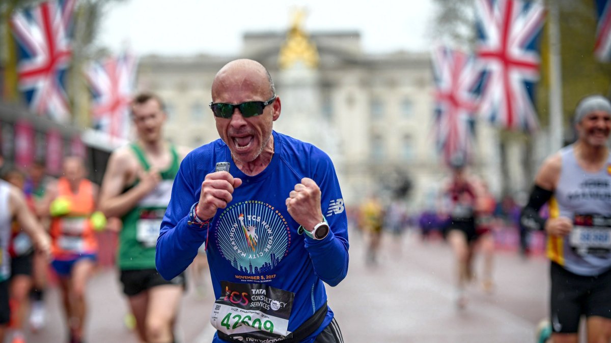 José Antonio González terminando la maratón de Londres