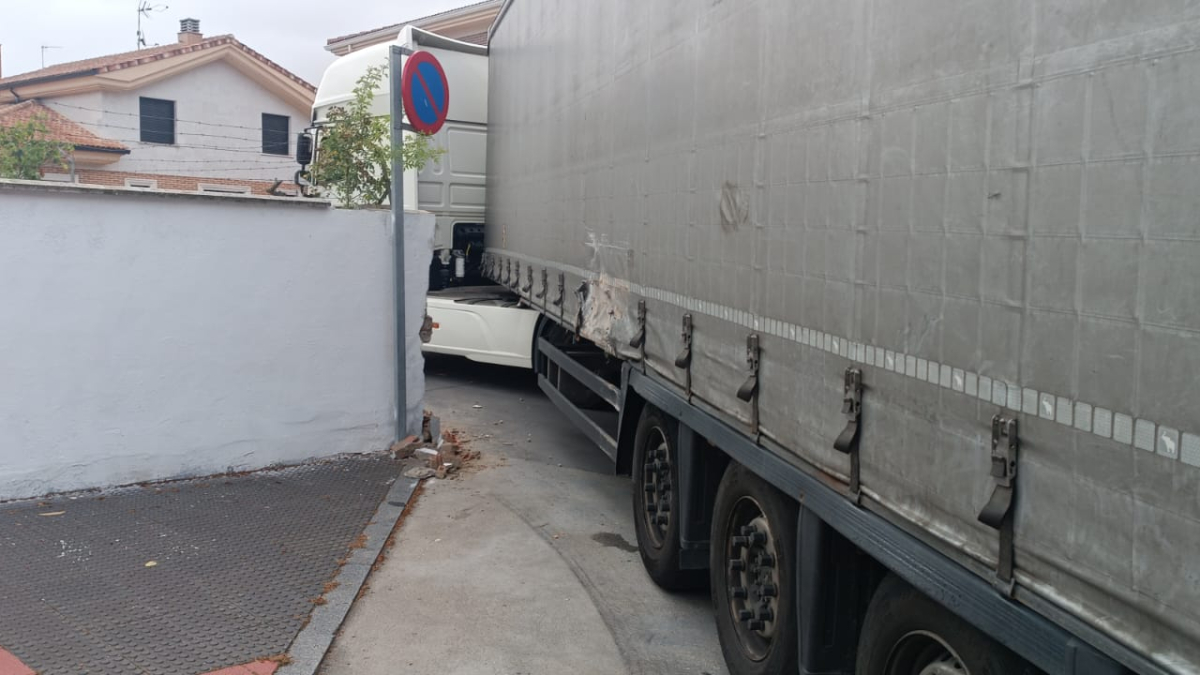 Estado del camión y el muro después del impacto