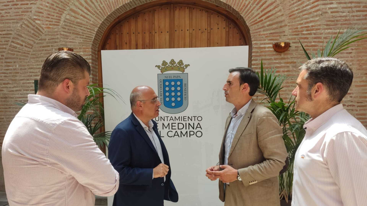 El subdelegado del Gobierno en Valladolid, Jacinto Canales, se reúne con el alcalde de Medina del Campo, Guzmán Gómez. ICAL