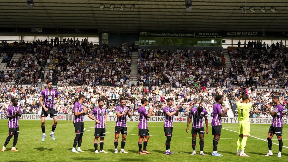 Once inicial blanquivioleta en su último amistoso, en campo del Derby County inglés.
