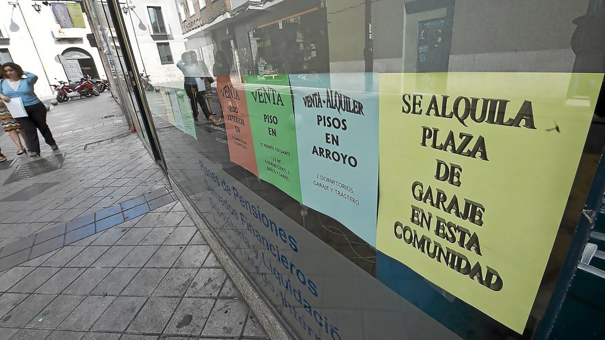 Viviendas y locales en alquiler en una imagen de archivo.