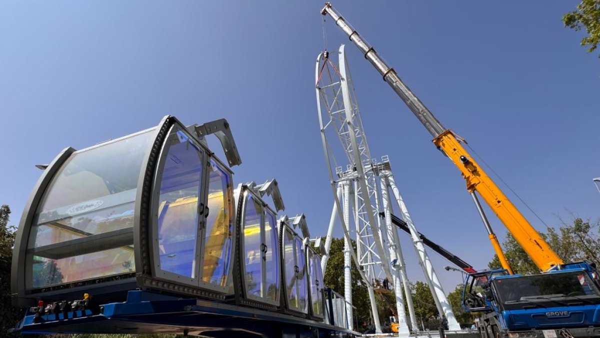 Montaje de la noria de 45 metros en el Real de la Feria.