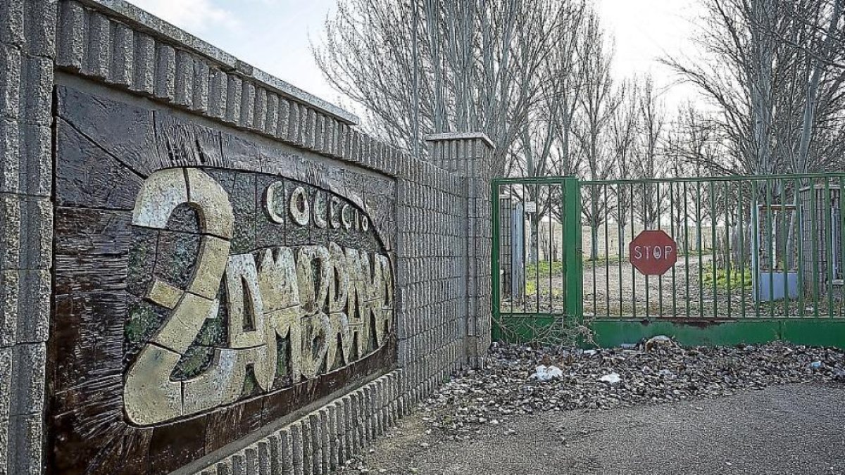 Imagen de la puerta de entrada a las instalaciones del centro de menores Zambrana.