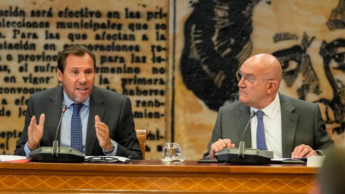 El alcalde de Valladolid, Jesús Julio Carnero y el ministro de Transportes, Óscar Puentem en una imagen de archivo en la comisión de Transportes del Senado