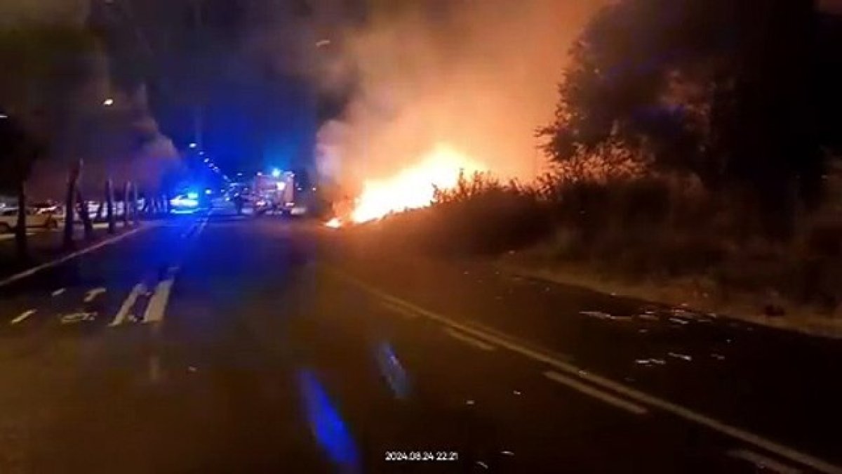 Un incendio calcina una parcela en el Polígono Argales