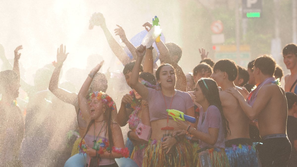 Imagen de archivo del desfile de peñas de Valladolid en las fiestas de 2024.