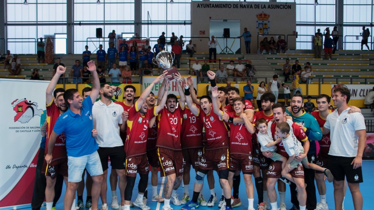 La plantilla del recletas Atlético Valladolid levanta en Nava de la Asunción la Copa de campeón de Castilla y León.