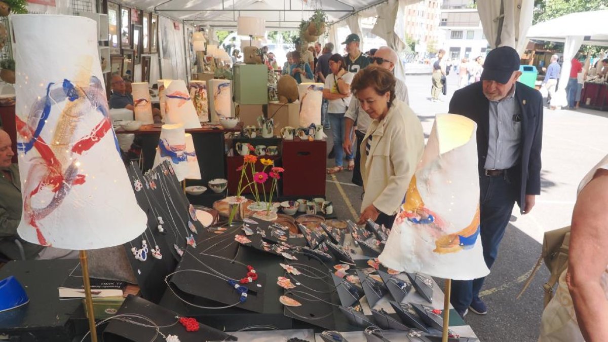 Puesto de la Feria de la cerámica y alfarería en el paseo central del Campo Grande