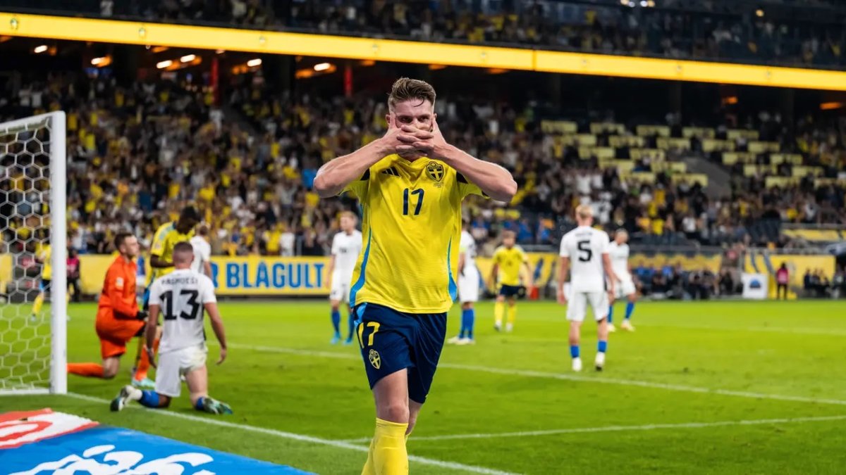 Gyökeres celebra uno de sus dos goles, con Hein rodilla en tierra.