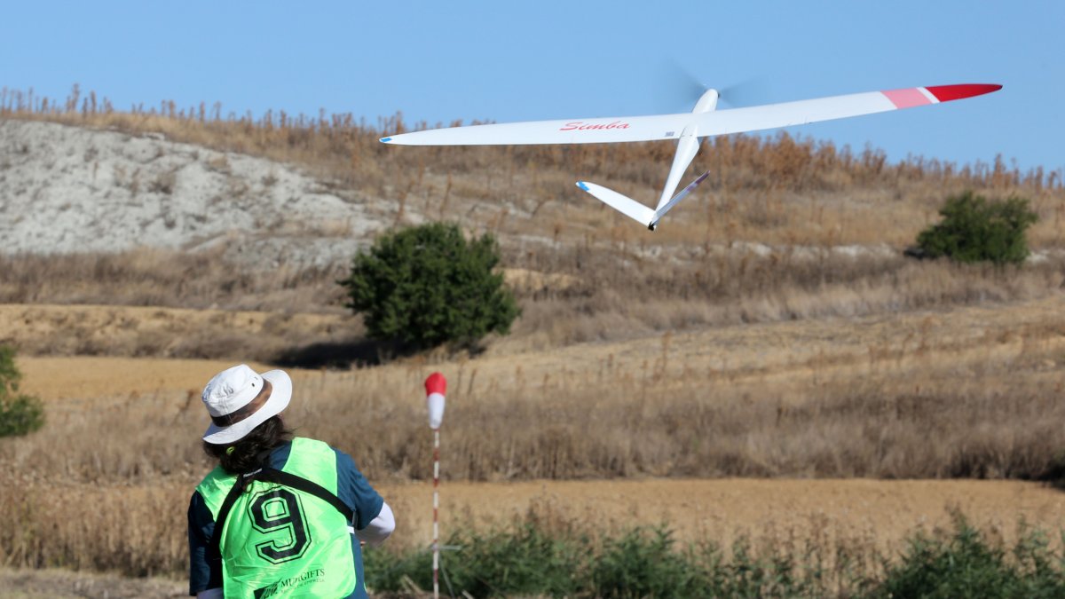 Uno de los participantes pilota su aeromodelo