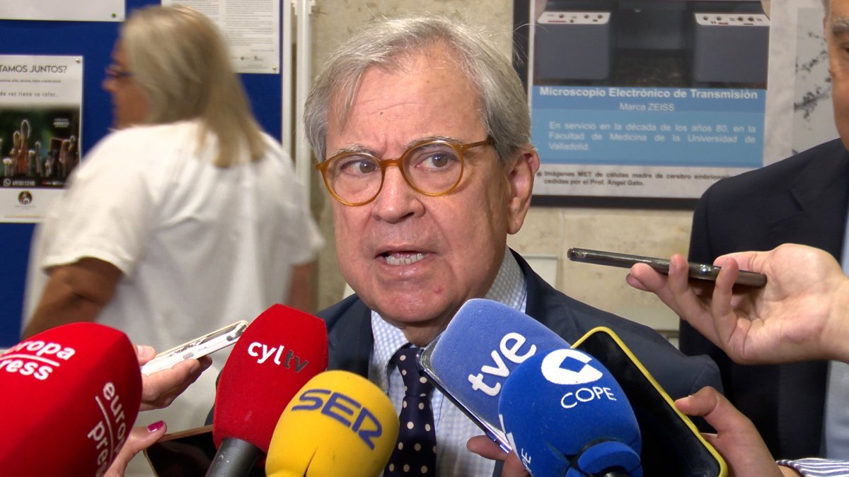 El Decano de la Facultad de Medicina de Valladolid, José María Fernandez, atiende a los medios durante el inicio del curso académico.