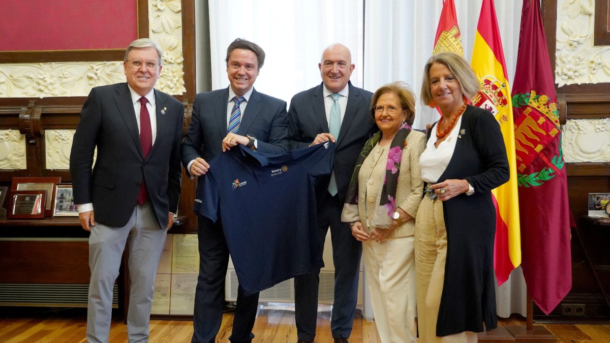 El alcalde de Valladolid, Jesús Julio Carnero, se reúne el gobernador de Rotary Internacional en España, Luis Gómez-Ojero, y otros miembros