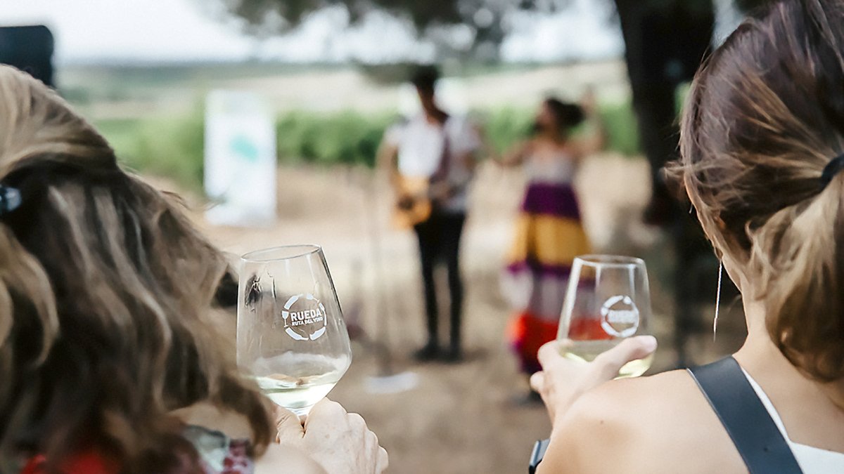 Acto con vino de la DO Rueda.