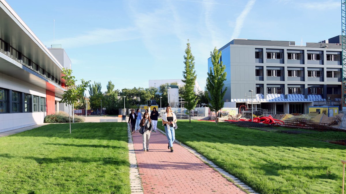 Estudiantes de la UEMC en su primer día de clase con las obras del Edificio 03 de fondo