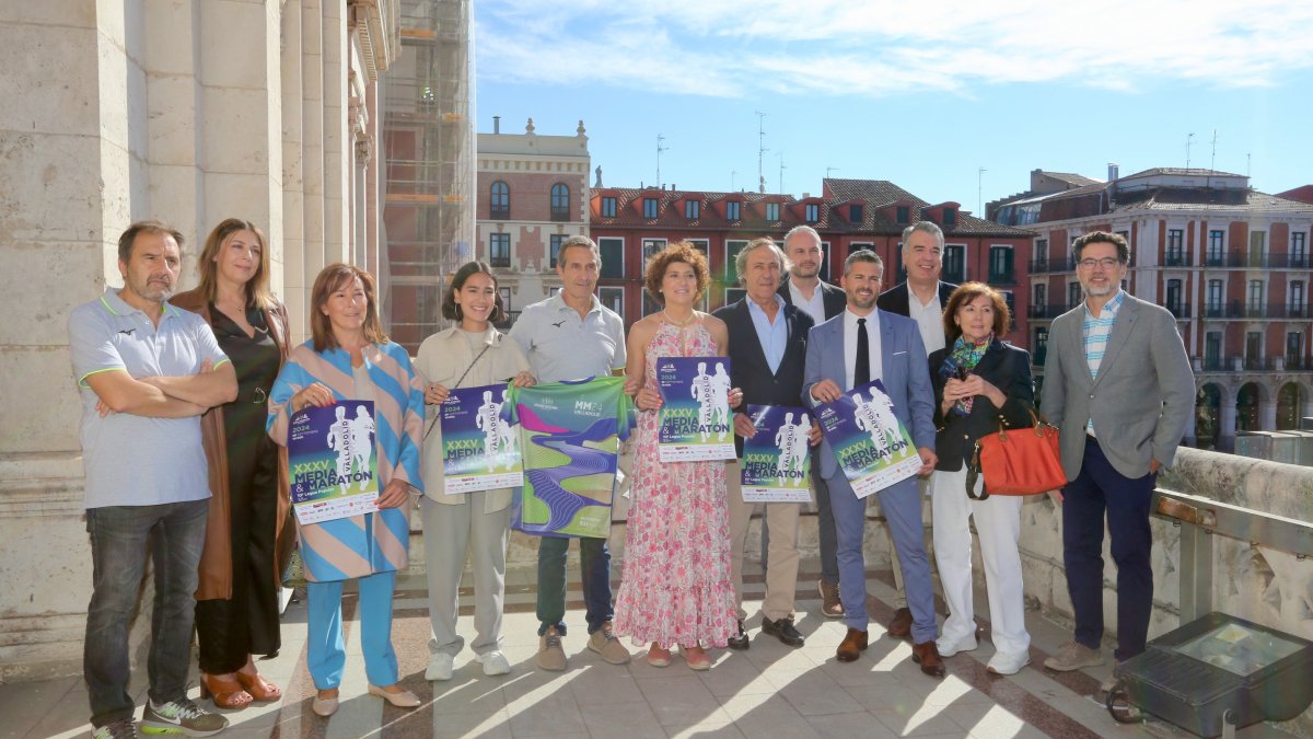 Foto de familia tras la presentación de la carrera en el balcón del Ayuntamiento.
