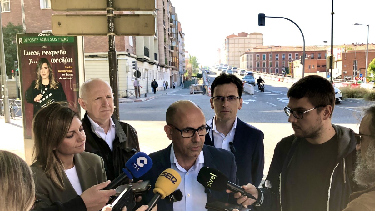 EL concejal socialista, Luis Vélez, informa sobre la solicitud del informe juridico del contrato de reforma de Arco de ladrillo