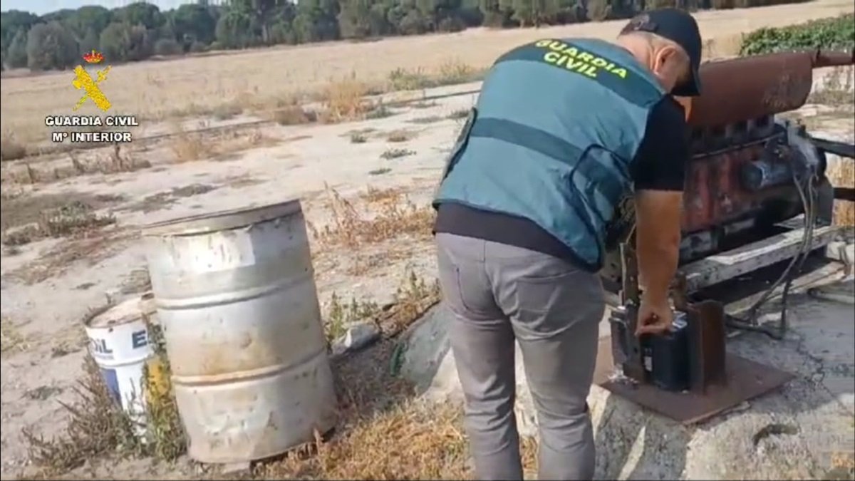 Agente con parte del material incautado.
