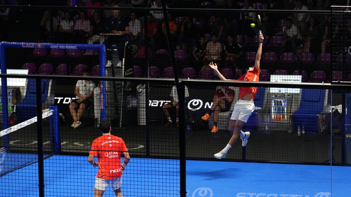 Arturo Coello da un gran salto para devolver una bola, ante la mirada de su compañero Agustín Tapia.