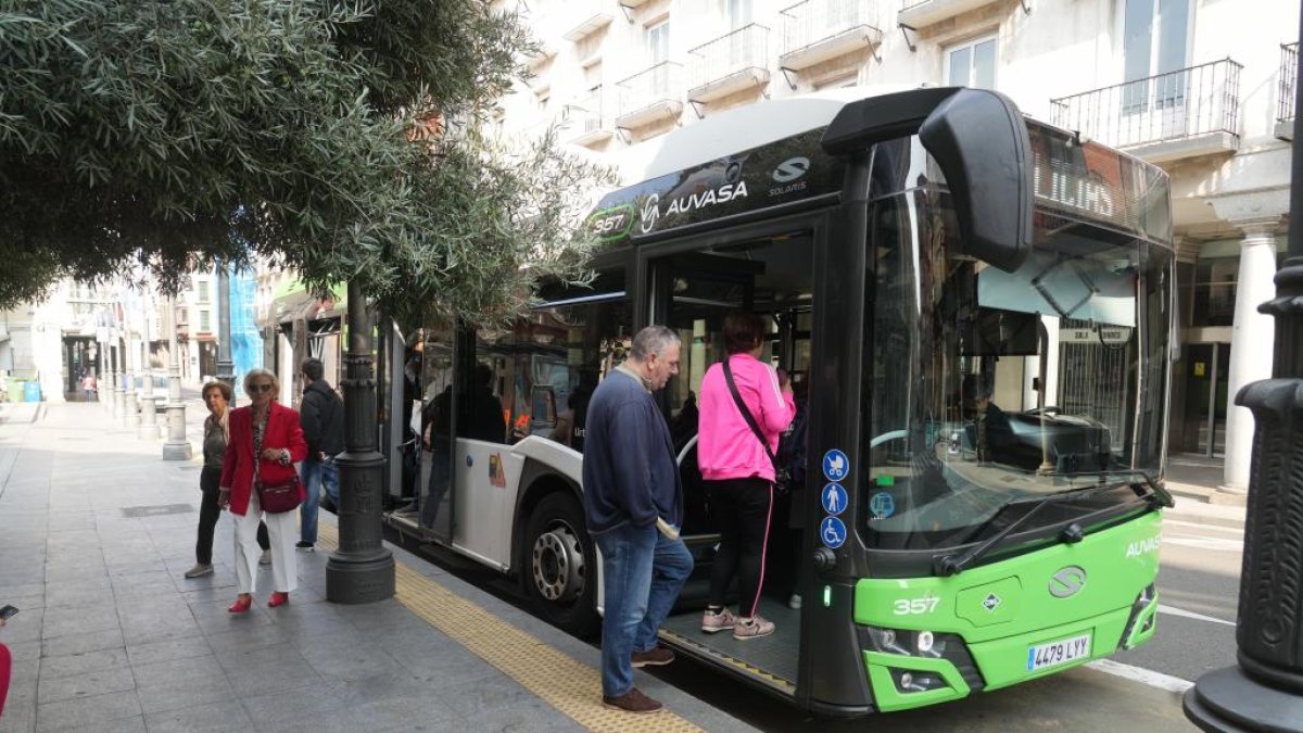 Un autobús en la plaza Fuente Dorada en una imagen de archivo
