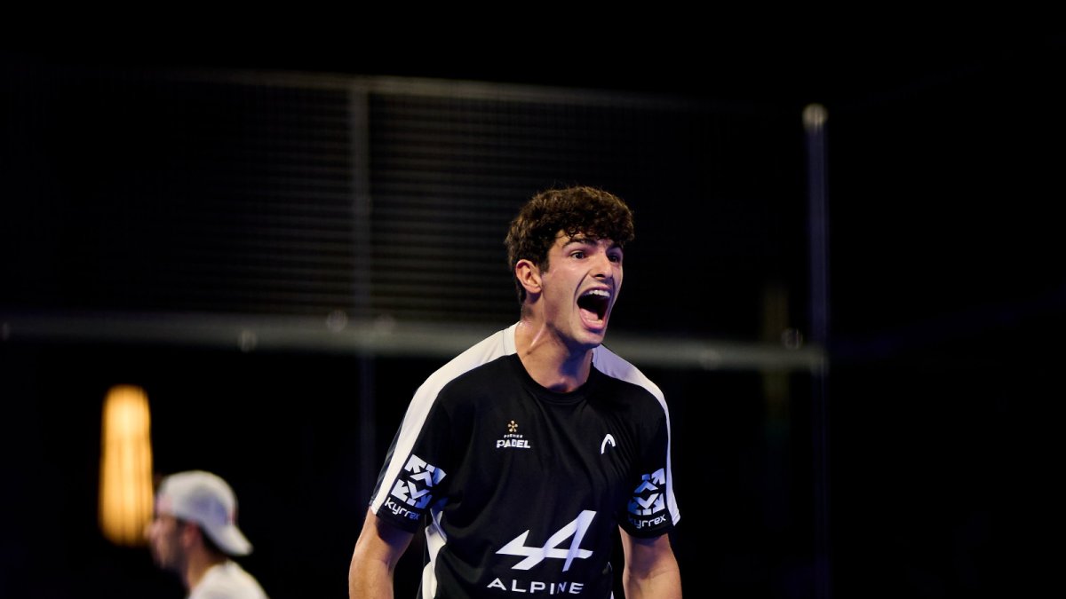 Arturo Coello celebra un punto en la final del Premier Padel P2 Valladolid