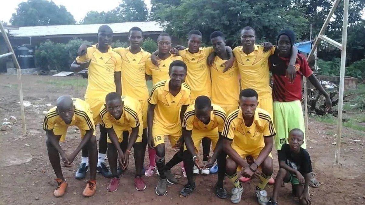 El central blanquivioleta Juma, arriba, en el centro, con su equipo juvenil de Sierra Leona.