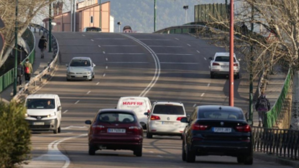 Varios coches circulan por la calle Daniel del Olmo en Valladolid en una imagen de archivo.