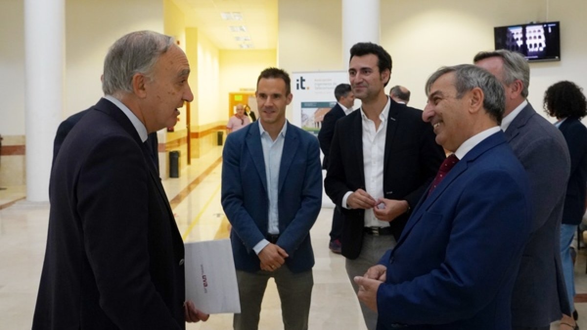 Inauguración de la jornada organizada por la Asociación de Ingenieros de Telecomunicaciones de Castilla y León.