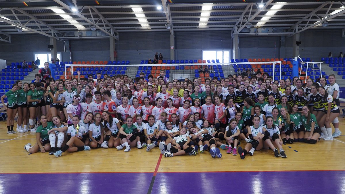 Foto de familia de todos los equipos presentes en el trofeo.