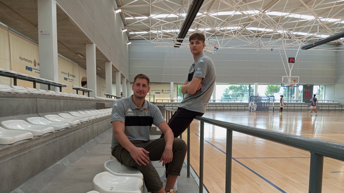 Vasilije Vucetic y Gert Suvi, de 2,07 y 2.10 metros, posan en la grada del pabellón Lalo García.