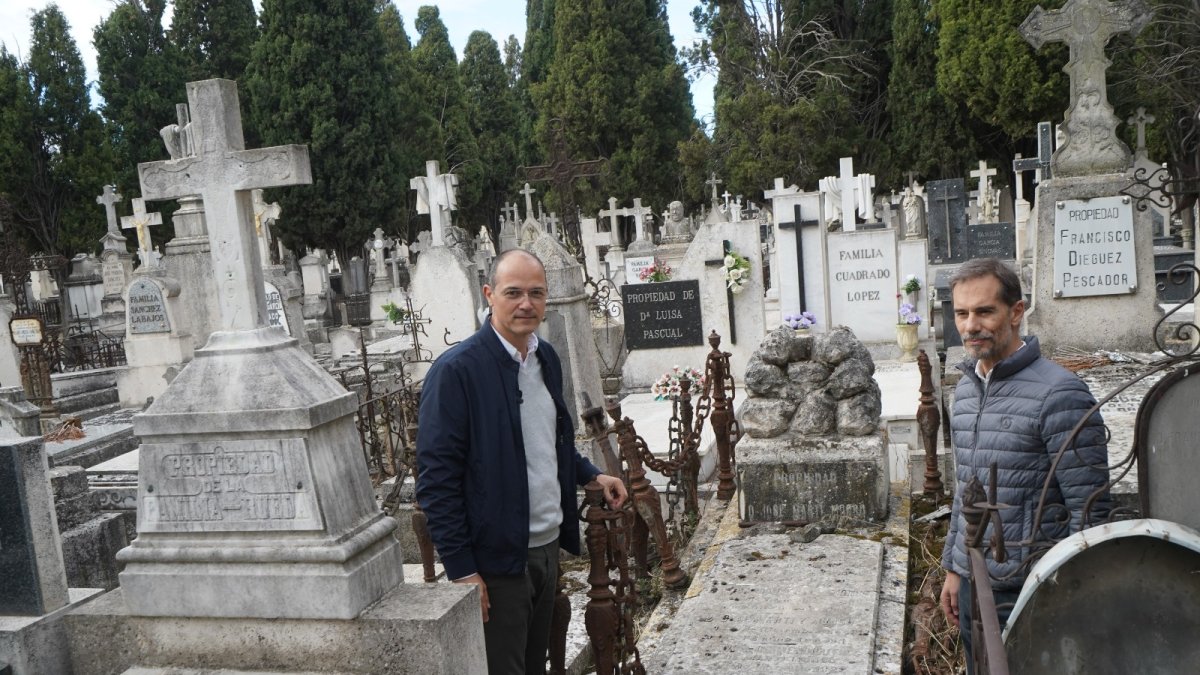 Alejandro García Pellitero, Concejal de Medio Ambiente y presidente de Nevasa junto con Julio Ruiz, director de la Escuela de Arte y Superior de Conservación y Restauración de Bienes Culturales