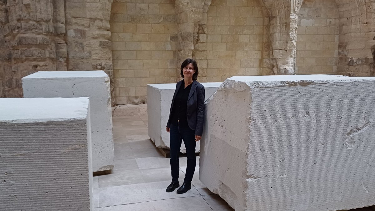 Lara Almarcegui junto a 'Caliza', su instalación en la Capilla del MPH.