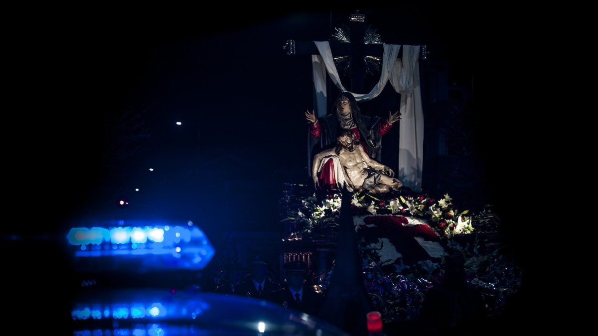  La Piedad escoltada en procesión por la Policía Nacional en Valladolid