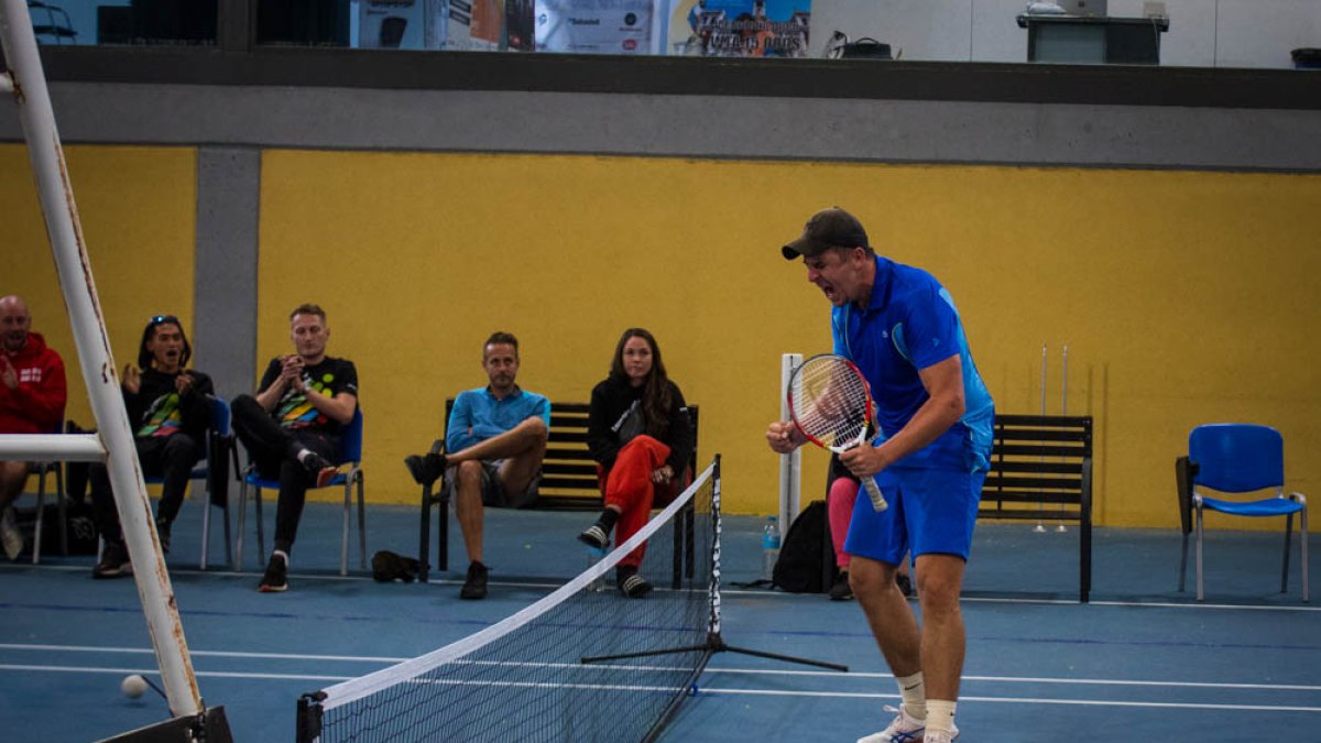 El campeón Sucevic, en la red.