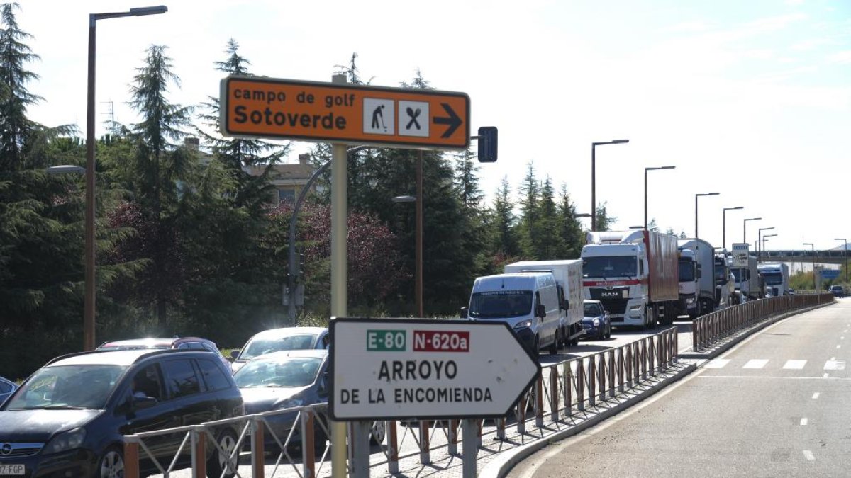 Atascos en la entrada de Arroyo desde la A-62.