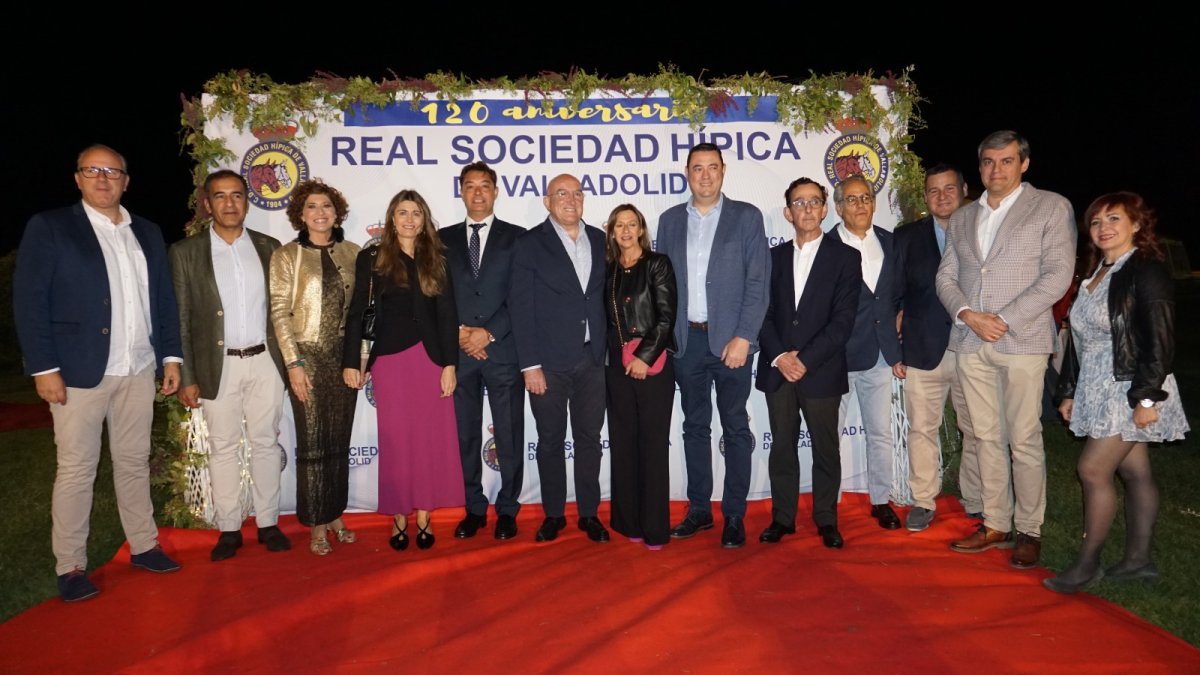Directivos, autoridades y representantes de los clubes de élite de la ciudad, posan en el 120 Aniversario de la Real Sociedad Hípica de Valladolid.