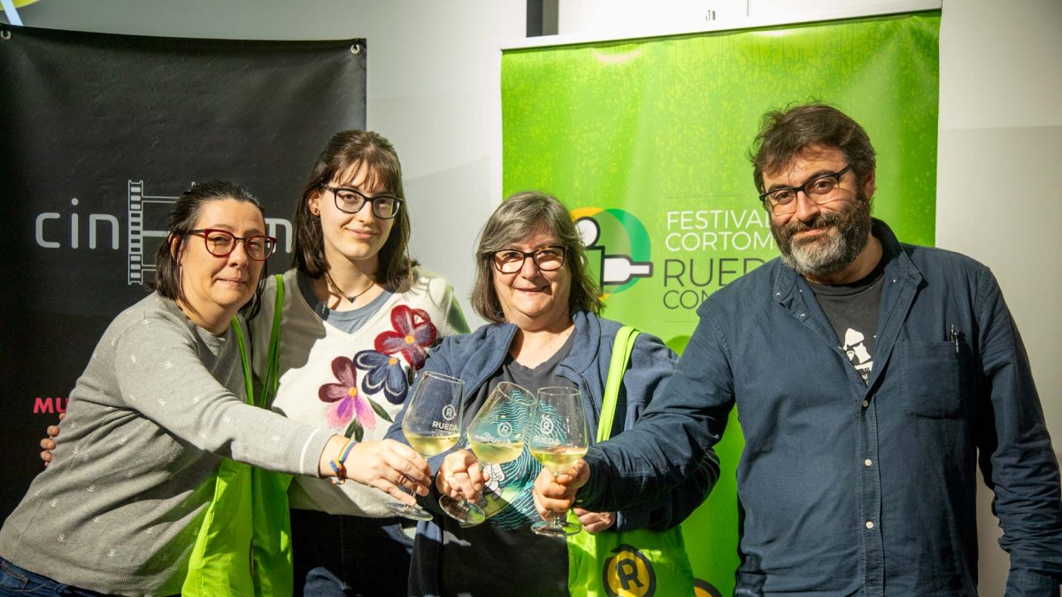 Los responsables del acuerdo, brindando.