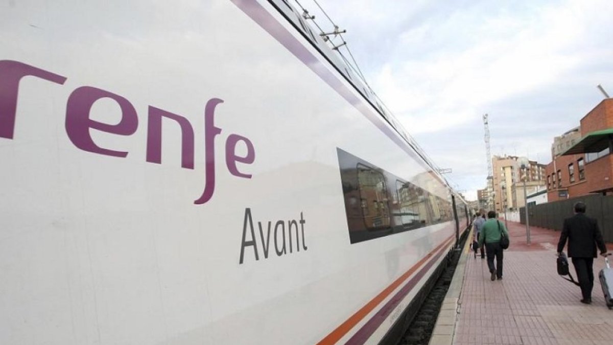 Varios viajeros suben a un tren Avant.