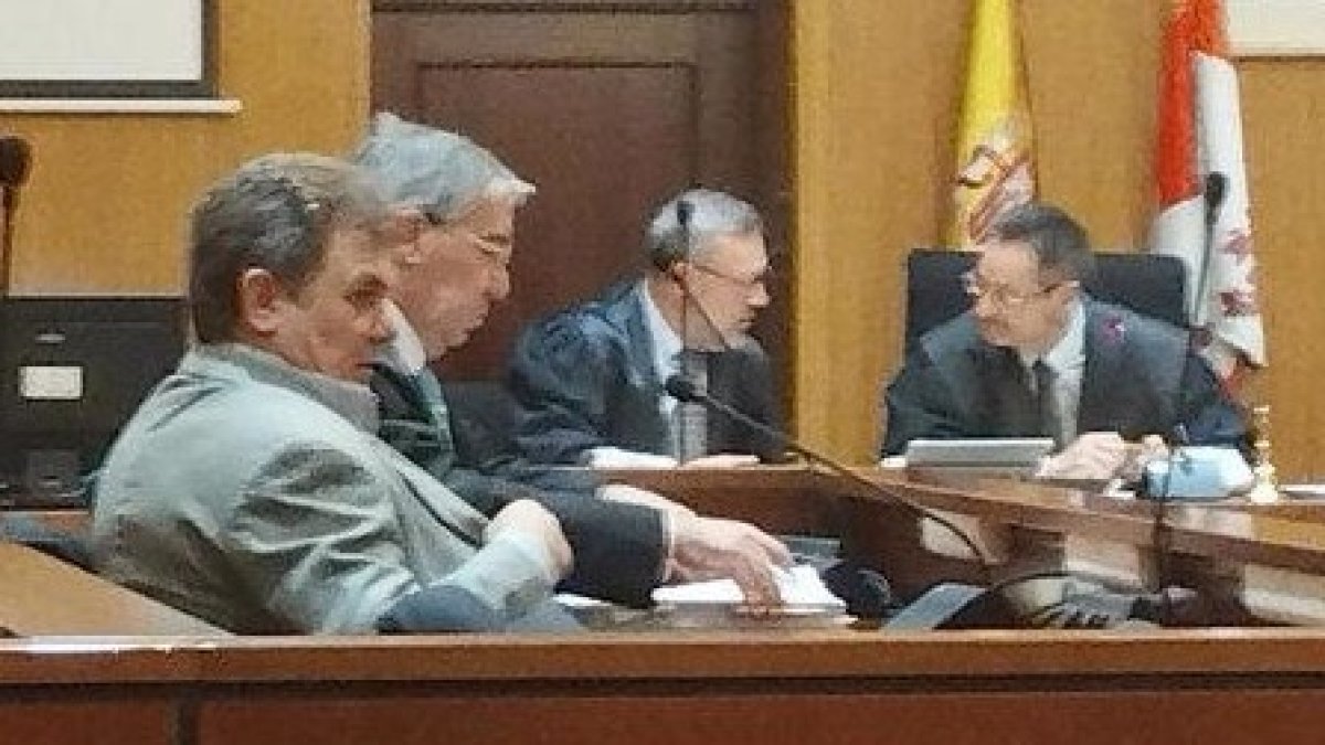 El viticultor, en primer plano, y su abogado defensor durante la vista de conformidad celebrada este miércoles en la Audiencia de Valladolid.