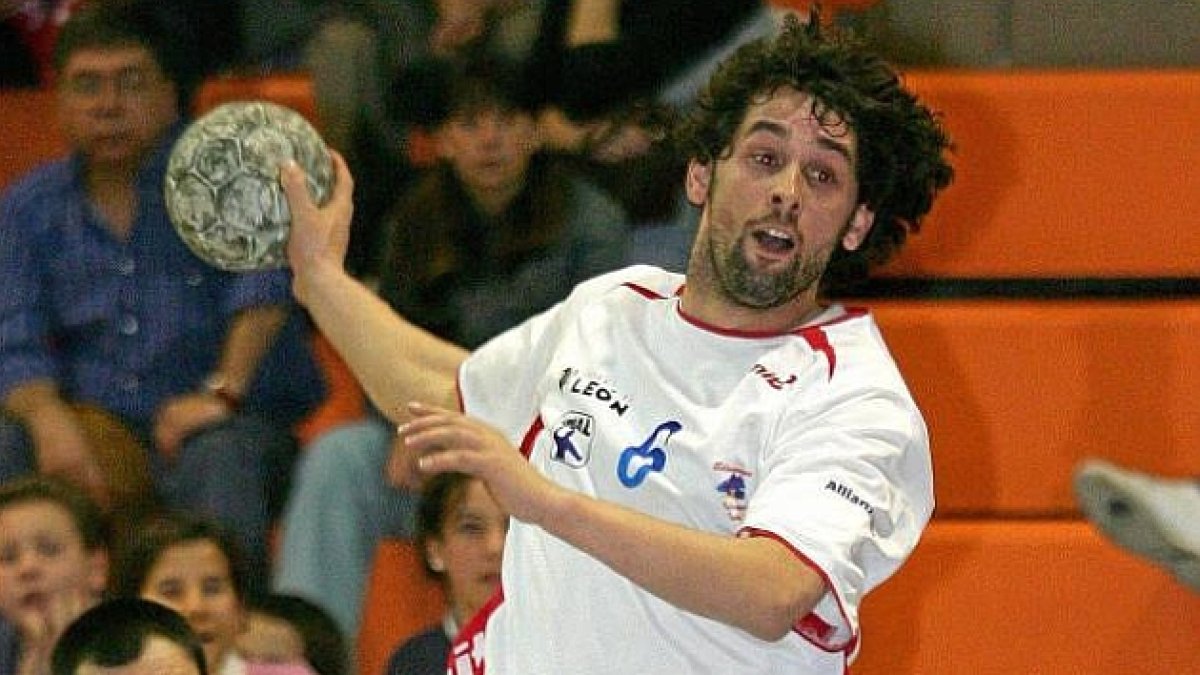 Juanín García en uno de sus partidos de balonmano con el Abanca Ademar de León.