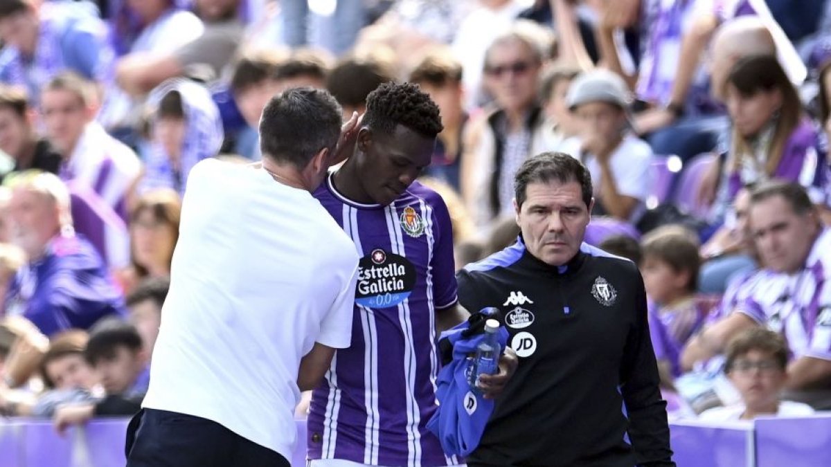 Juma es felicitado por Pezzolano en su debut ante la Real Sociedad.