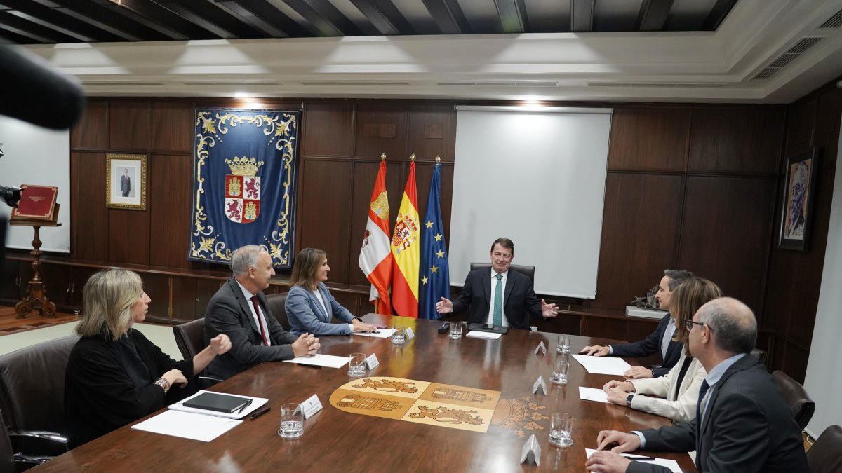 El presidente de la Junta de Castilla y León, Alfonso Fernández Mañueco, mantiene un encuentro con los rectores de las universidades públicas de la Comunidad.