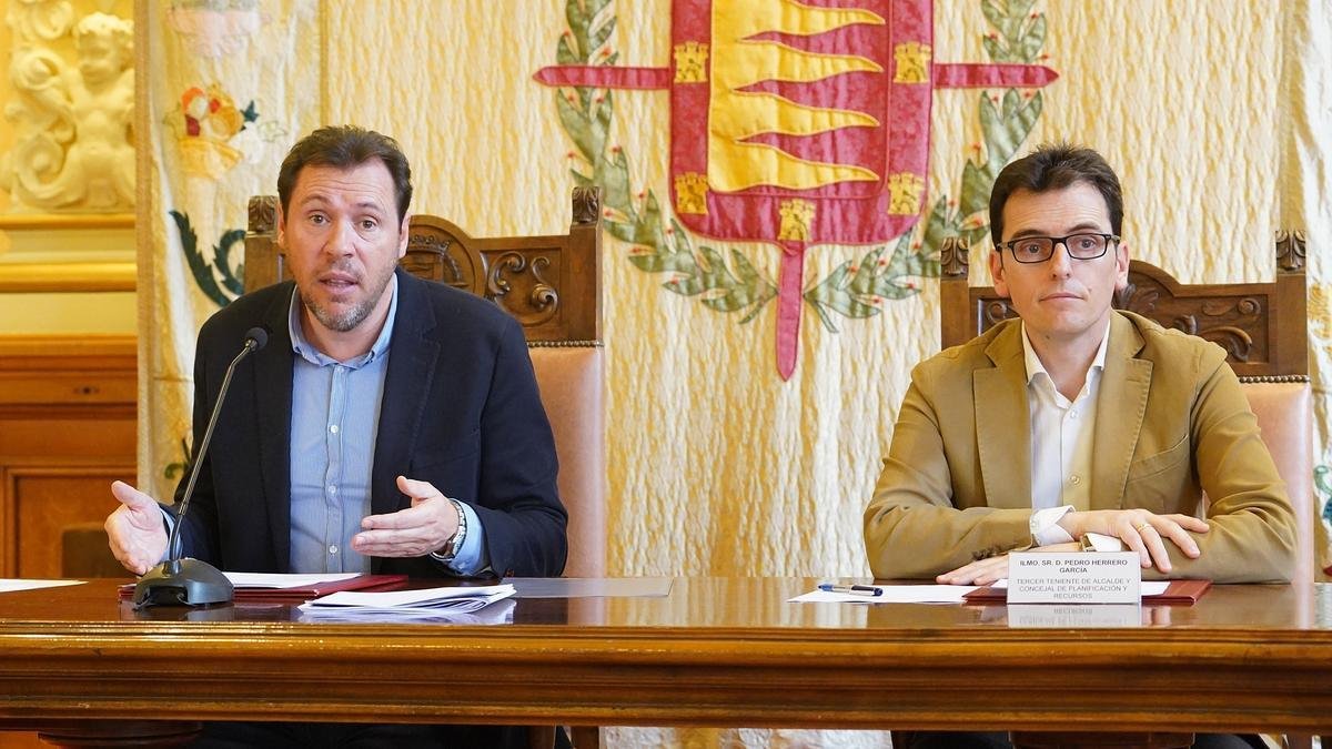 Óscar Puente y Pedro Herrero en el Ayuntamiento de Valladolid en una imagen de archivo.