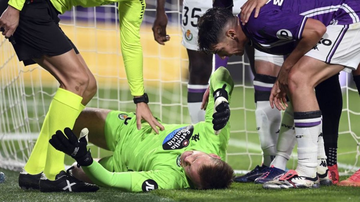 Hein yace tumbado sobre el césped tras chocar contra el poste ante el Mallorca.LALIGA